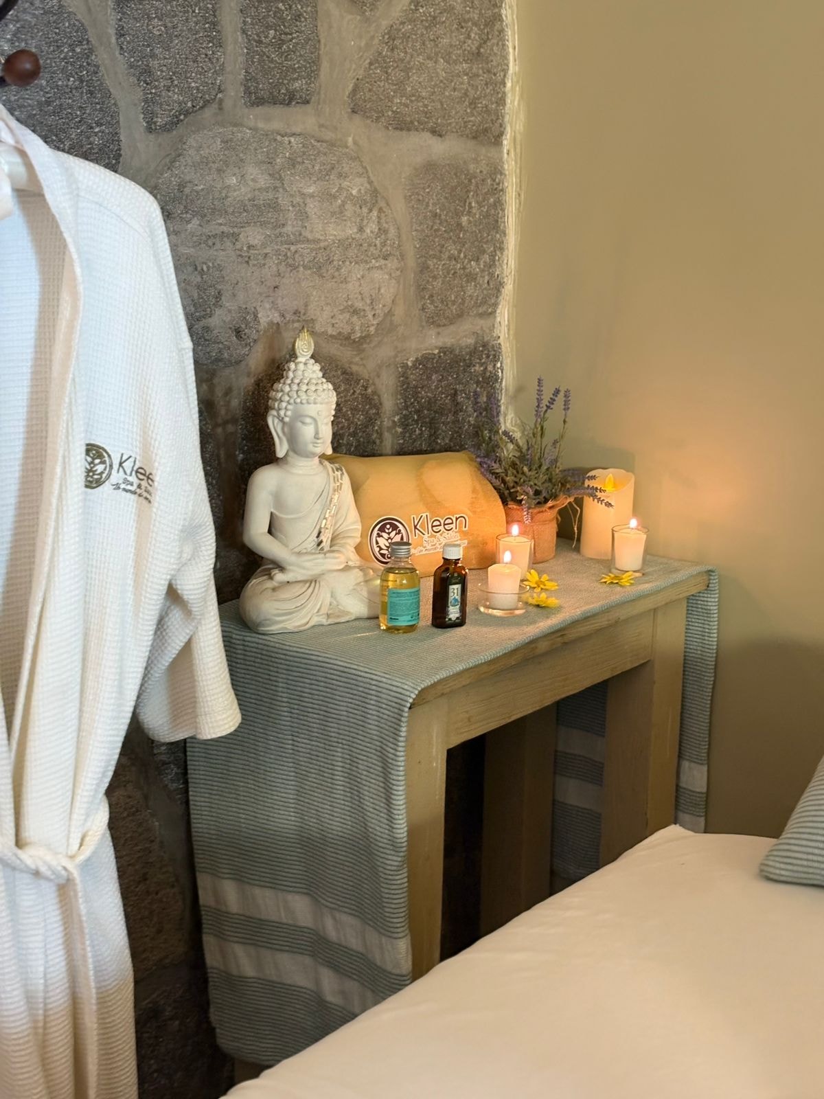 Interior del spa Kleen con velas y toallas en ambiente relajante