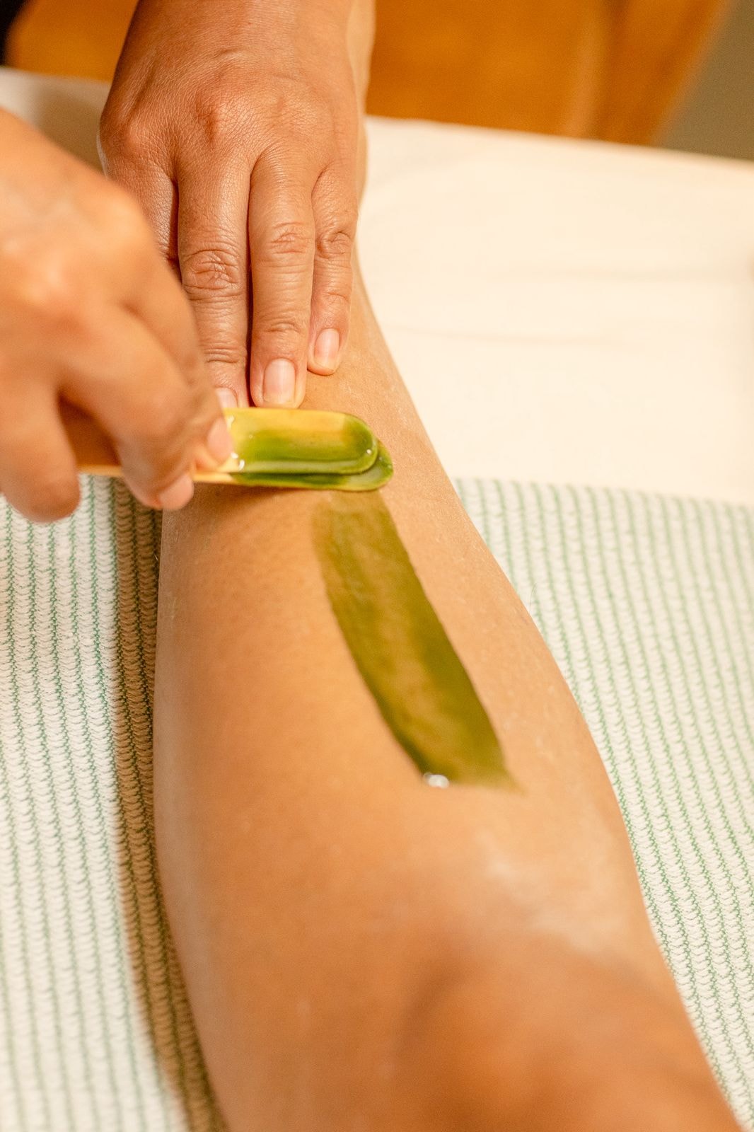 Consulta de spa con toallas y flores decorativas