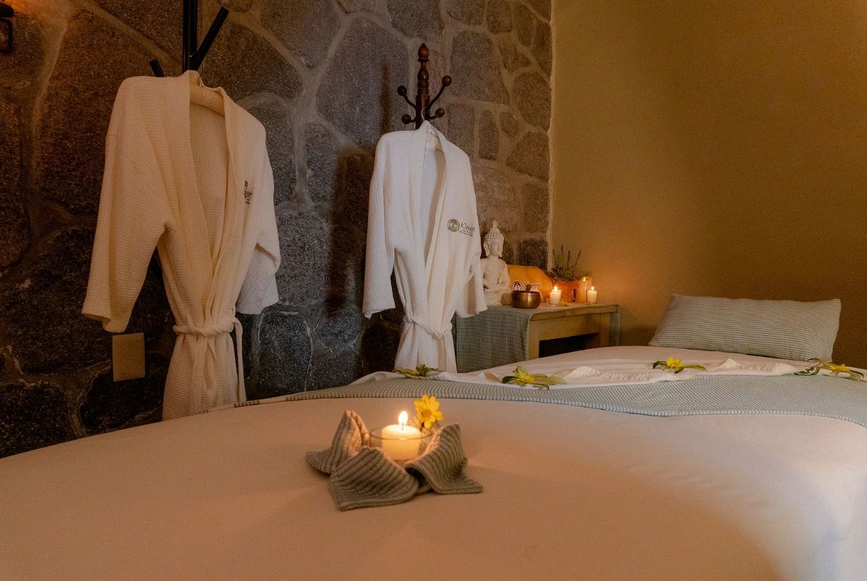 Sala de tratamientos de spa con mesas de masaje y ambiente lujoso